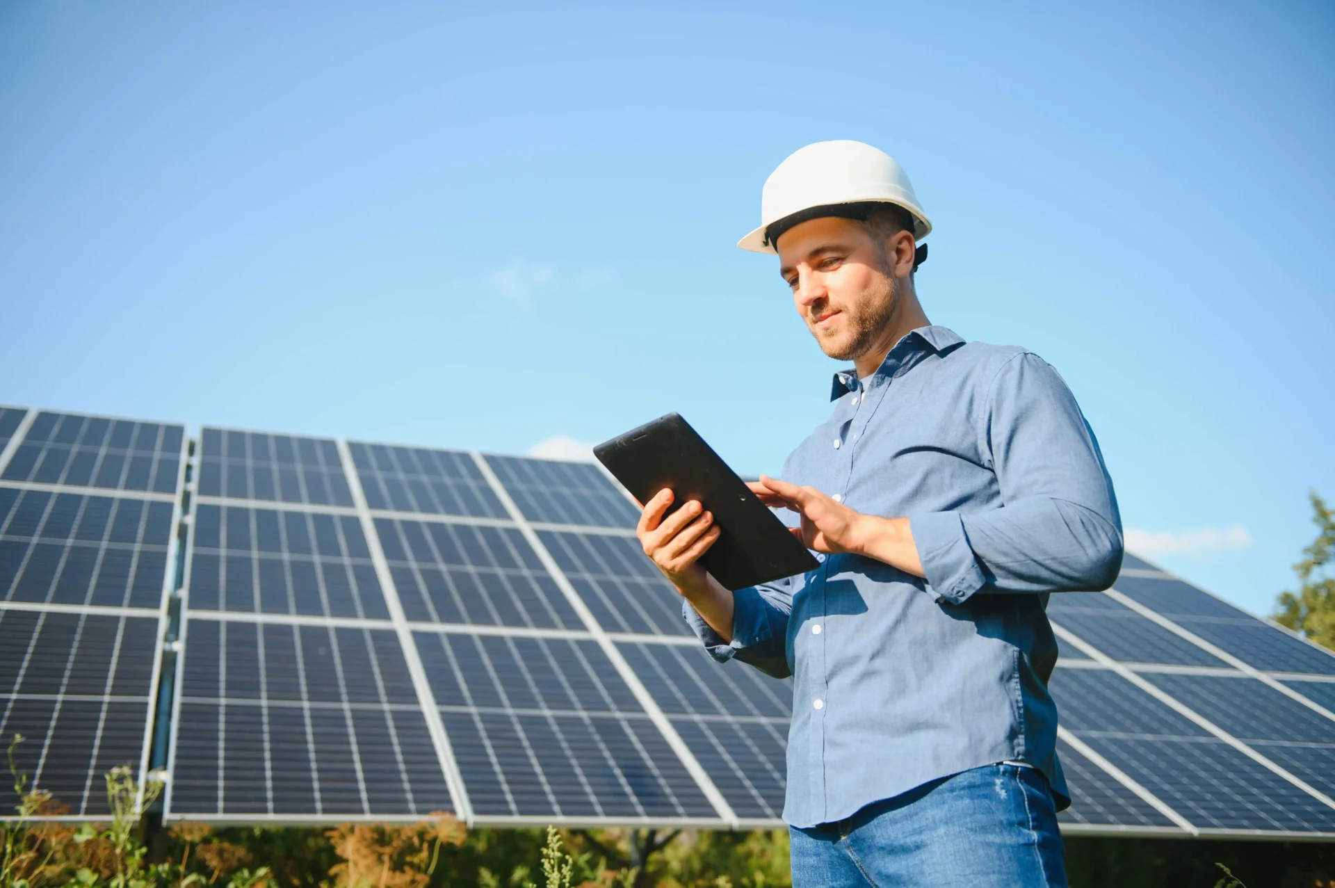 shutterstock_2197708641 Der Solarpark (Solarmodul) wird von einem Techniker auf seine Funktionsfähigkeit geprüft. Alternative Energie zur Einsparung von Energie auf der Welt. Photovoltaikmodul-Idee zur Produktion sauberer Energie.